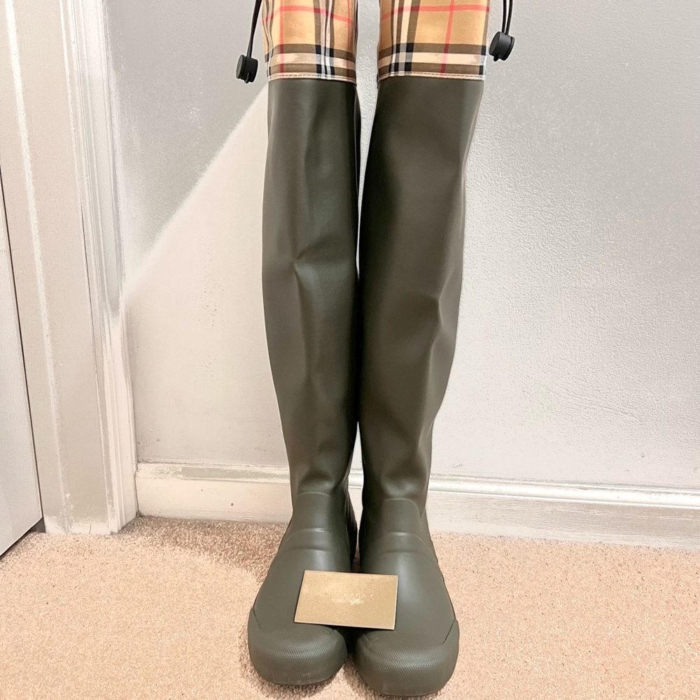 Burberry Freddy rain boots color 🟢 sz 38 almost ne! AUTHENTIC burberry!!!